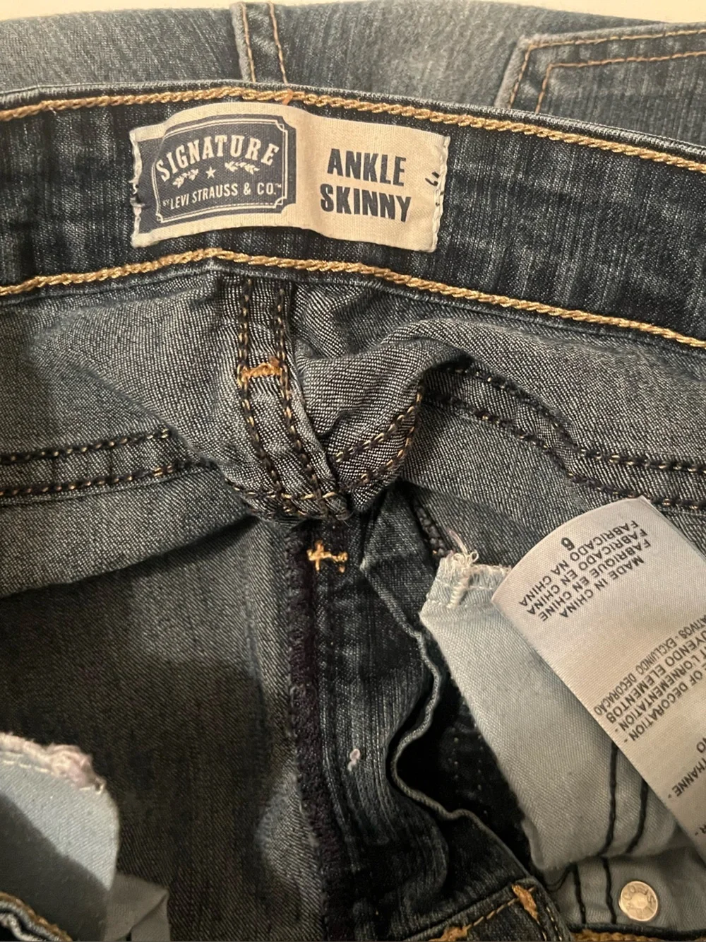 Signature by Levi Strauss Women's Medium Blue Ankle Crop Jeans